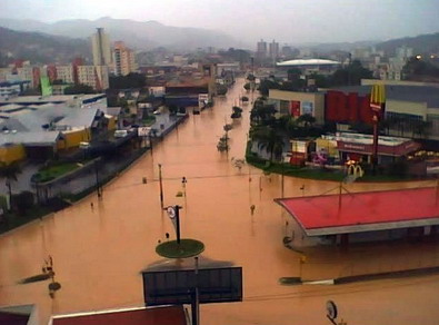 Tragédia em Santa Catarina - Número de mortos passa de 65