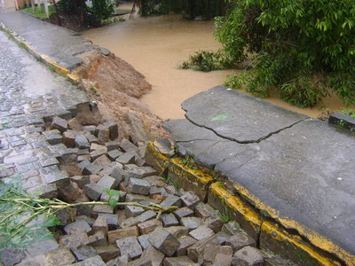 Tragédia em Santa Catarina - Número de mortos passa de 65