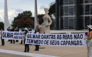 Ex-alunos da Universidade de Brasília protestam contra atuação de Gilmar Mendes na Corte do Supremo