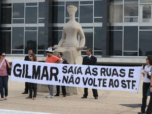Ex-alunos da Universidade de Brasília protestam contra atuação de Gilmar Mendes na Corte do Supremo