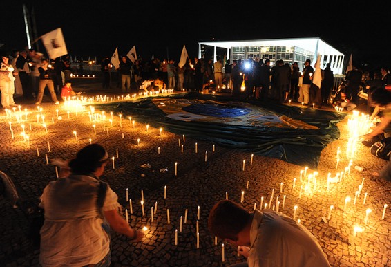 Com velas acesas, manifestantes protestam na Praça dos Três Poderes contra a postura Gilmar Mendes