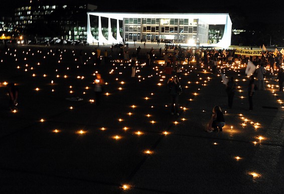 Com velas acesas, manifestantes protestam na Praça dos Três Poderes contra a postura Gilmar Mendes