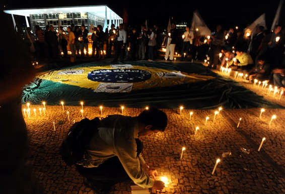 Com velas acesas, manifestantes protestam na Praça dos Três Poderes contra a postura Gilmar Mendes